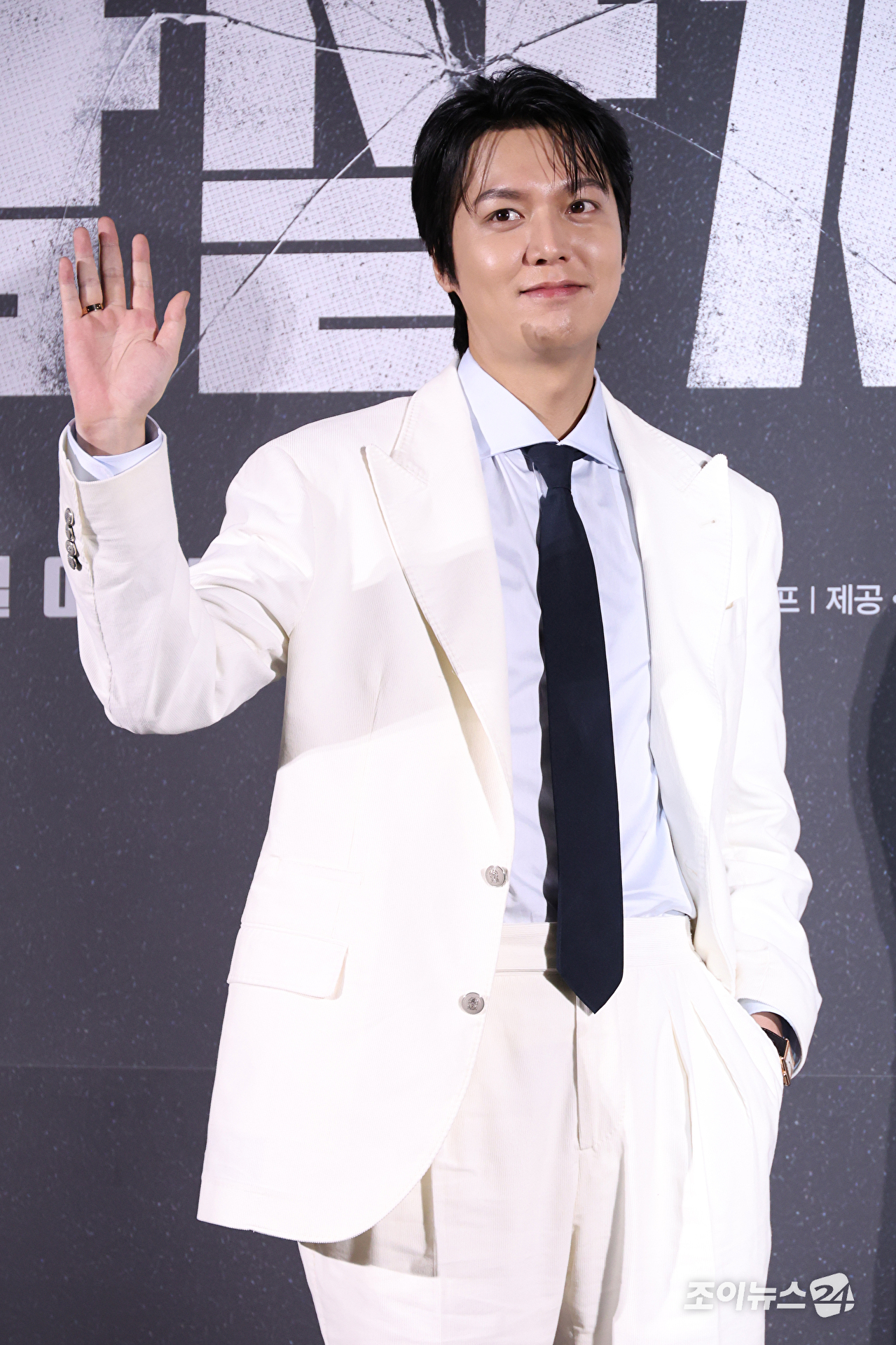 배우 이민호가 10일 오전 서울 용산구 CGV용산아이파크몰점에서 진행된 영화 '암살자(들)'(감독 허진호) 제작보고회에 참석해 포즈를 취하고 있다. [사진=문수지 기자]