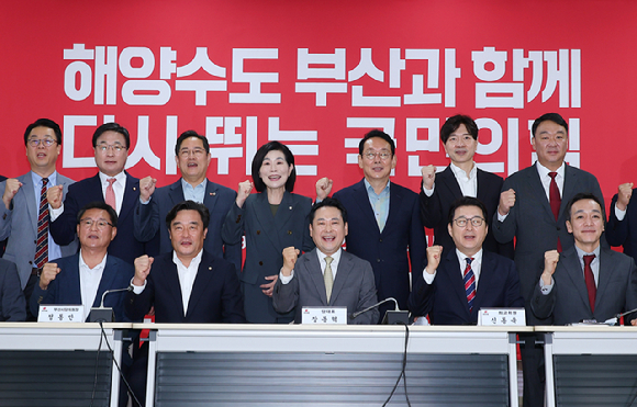 국민의힘 장동혁 대표를 비롯한 지도부와 부산 지역 국회의원들이 15일 부산 수영구 남천동 부산시당에서 열린 현장최고위원회에서 파이팅을 외치고 있다. [사진=연합뉴스]