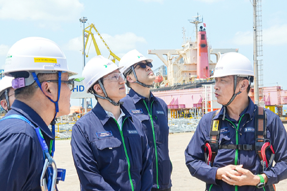정기선 HD현대 회장(왼쪽 두번째) 이 25일 베트남 중남부에 위치한 HD현대에코비나를 찾아 현장 설비와 안전 시설물을 점검하고 있다. [사진=HD현대]