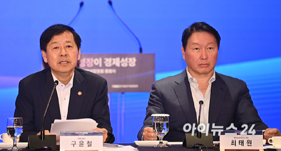 구윤철 부총리 겸 기획재정부 장관이 4일 서울 중구 롯데호텔 사파이어볼룸에서 대한상공회의소&middot;한국경제인협회&middot;한국중견기업연합회가 연 기업성장포럼 출범식에서 인사말을 하고 있다. [사진=곽영래 기자]