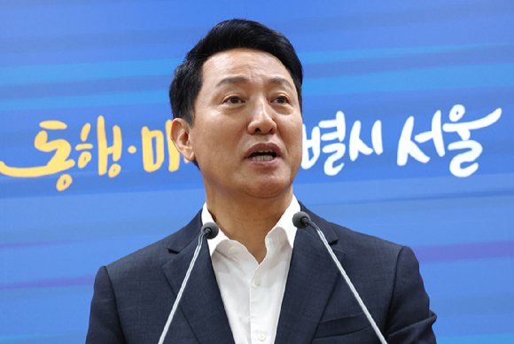 오세훈 서울시장이 26일 김윤덕 국토교통부 장관과 용산공원 부지 활용 문제 등 주택공급 논의 관련 회동을 한 뒤 서울시청 브리핑실에서 면담 내용을 브리핑하고 있다. [사진=연합뉴스]