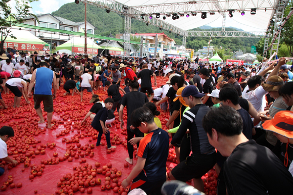 2019년 참가자들이 토마토축제를 즐기고 있는 모습. [사진=오뚜기]