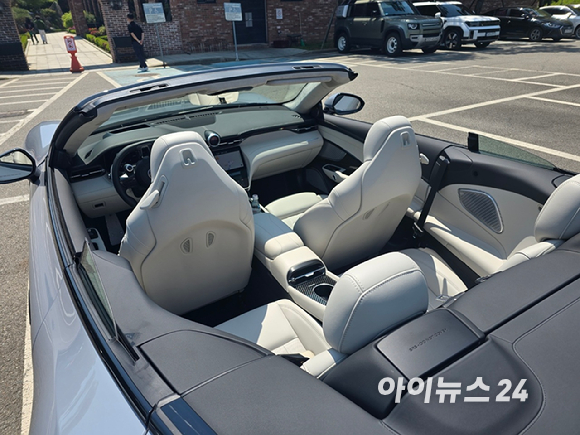 마세라티 '그란카브리오 폴고레'의 소프트탑을 연 모습. [사진=김종성 기자]
