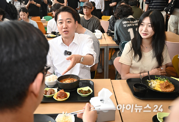이준석 개혁신당 대선 후보가 21일 경기 성남시 가천대학에서 진행한 '학식먹자 이준석' 행사에서 학생들과 점심을 먹으며 대화를 나누고 있다. [사진=곽영래 기자]