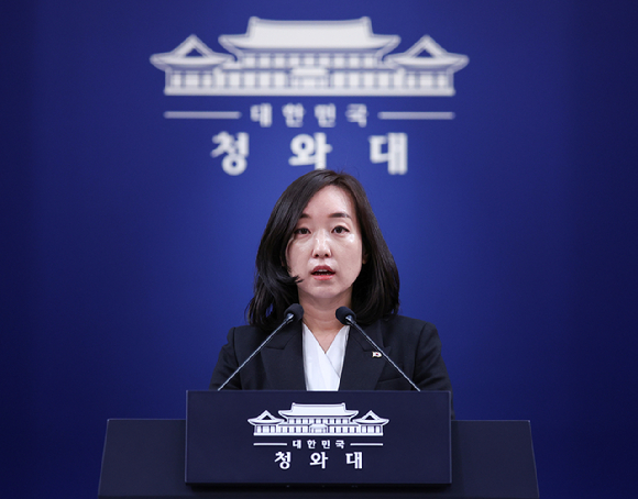 전은수 신임 대변인이 3일 청와대 춘추관에서 출퇴근 시간대 대중교통 혼잡 완화 대책 관련 브리핑을 하고 있다. 2026.4.3 [사진=연합뉴스]