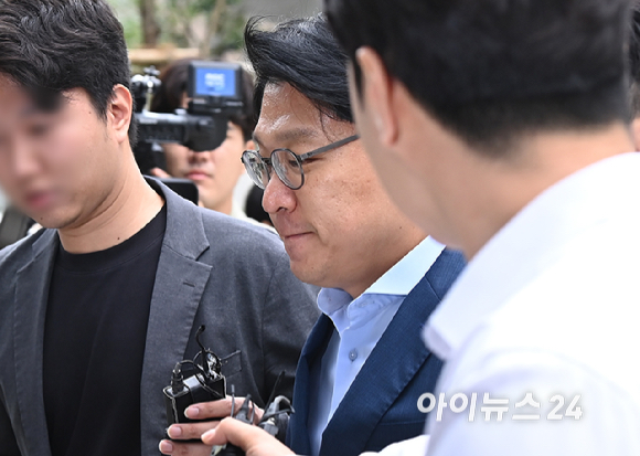 '공천개입 의혹' 김상민 전 부장검사가 9일 오전 서울 종로구에 마련된 김건희 특검팀(특별검사 민중기) 사무실로 조사를 받기 위해 출석하고 있다. [사진=곽영래 기자]