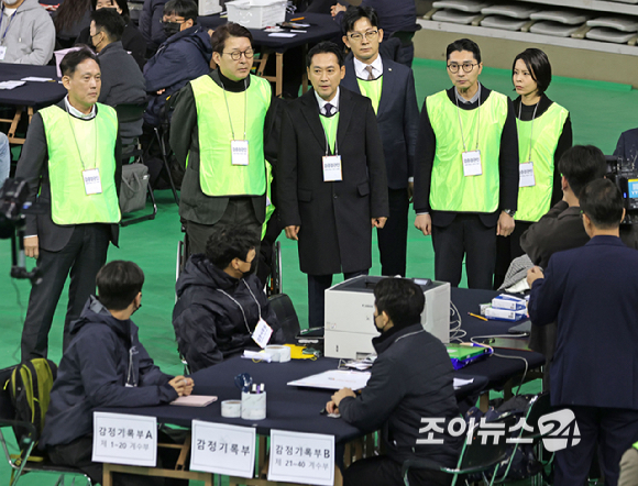 28일 선관위 특검의 6&middot;3 지방선거 투표용지 공개검증이 열리는 서울 송파구 올림픽공원 핸드볼경기장에서 검증참관인으로 참석한 국민의힘 장동혁 대표가 검증 준비 상황을 지켜보고 있다. [사진=사진공동취재단 ]