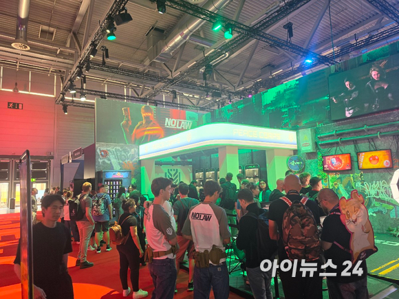 관람객들이 26일(현지시간) 열린 '게임스컴 2026'에서 크래프톤의 신작 '타럐: 언바운드'를 플레이하고 있다. [사진=곽민구 기자]