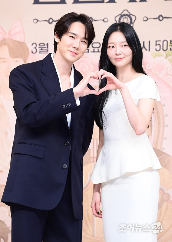 배우 유연석-이솜-김경남이 11일 오후 서울 양천구 목동 SBS사옥에서 열린 SBS 새 금토드라마 '신이랑 법률사무소' 제작발표회에 참석하고 있다. [사진=정소희 기자]