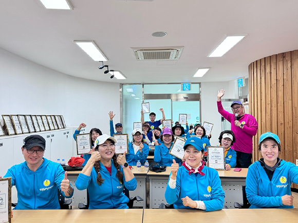 박상신 한국노르딕워킹협회 협회장과 1급 노르딕워킹 지도자 양성과정 워크숍 참석자들이 함께 기념사진을 촬영하고 있다. [사진= 한국노르딕워킹협회]