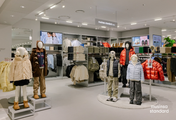 지난 12월 오픈한 무신사 스탠다드 아이파크몰 용산점 매장 '무신사 스탠다드 키즈' 존 모습. [사진=무신사]