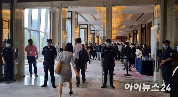 17일 오전 11시(현지시간) 중국 샹그릴라 호텔 선전에서 '화웨이 아시아태평양 파트너 컨퍼런스 2023'이 개최된 가운데 참여자들이 2층 로비홀로 이동하고 있는 모습. [사진=안세준 기자]