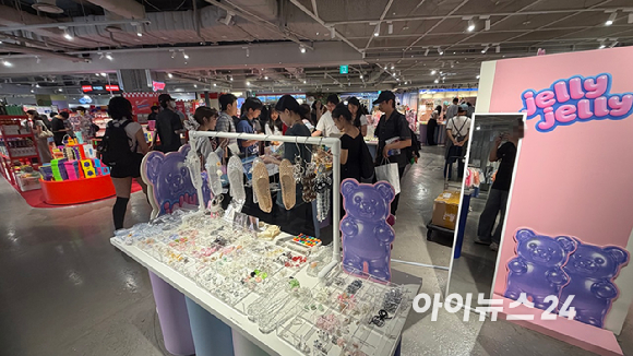 21일 서울 용산 아이파크몰 내부의 한 지식재산권(IP) 매장에 대형 캐릭터 조형물이 설치돼 있다. [사진=진광찬 기자]