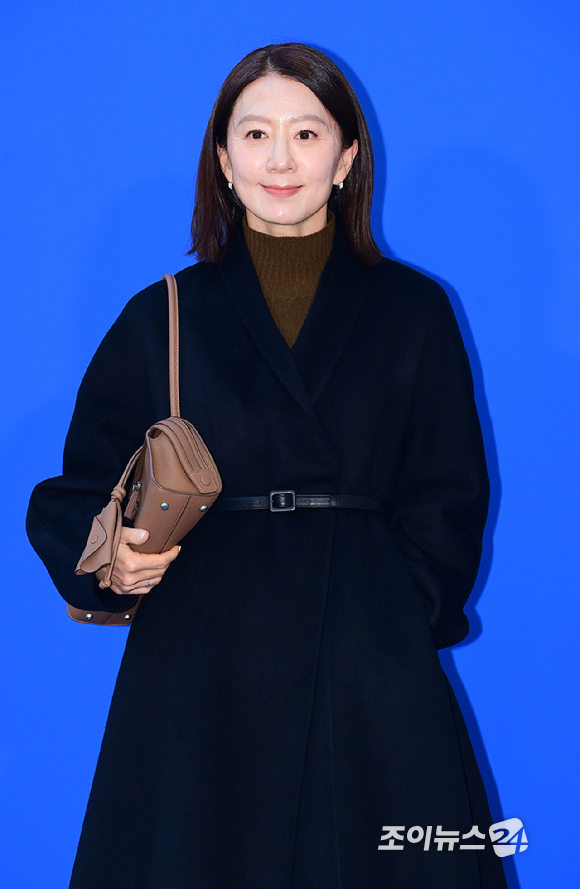 배우 김희애가 5일 오후 서울 강남구 청담동에서 열린 타임 서울 플래그십 스토어 오픈 기념 포토월 행사에 참석하고 있다. [사진=정소희 기자]