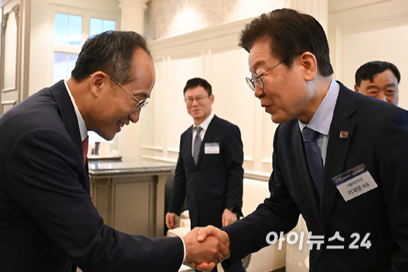 17일 서울 여의도 국민일보 컨벤션홀에서 ’글로벌 경제안보 전쟁-한국의 생존전략’ 주제로 열린 2024 국민미래포럼에서 추경호 국민의힘 원내대표와 이재명 더불어민주당 대표가 인사하고 있다. [사진=국회사진취재단]