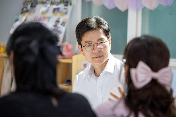15일 정원오 더불어민주당 서울시장 후보가 보육 현장의 애로사항을 청취하고 있다. [사진=정원오 캠프]