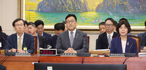 30일 국회에서 열린 정무위원회 전체회의에 참석한 정정훈 한국자산관리공사 사장(왼쪽부터), 김병환 금융위원장, 강정애 국가보훈부 장관이 의원들의 인사말 등을 경청하고 있다. [사진=연합뉴스]