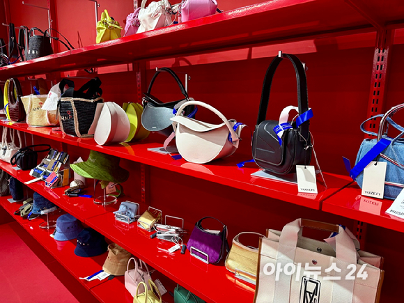 무신사 아울렛에서 고객이 QR 코드로 가격, 제품 정보를 확인하고 있다. [사진=송대성 기자]