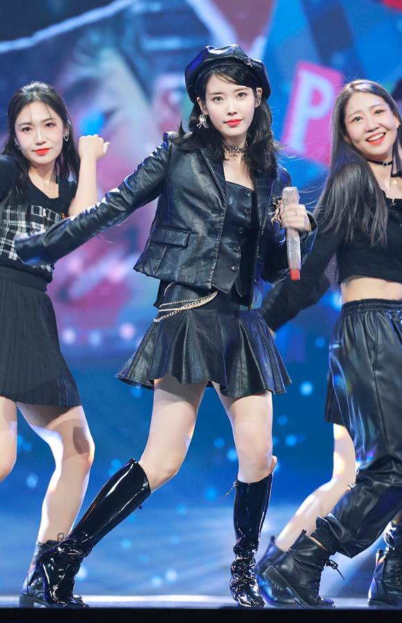 가수 아이유가 4일 오후 온라인 생중계로 진행된 'MMA2021(멜론 뮤직 어워드2021)' 시상식에서 멋진 무대를 선보이고 있다. [사진=멜론뮤직어워드사무국]