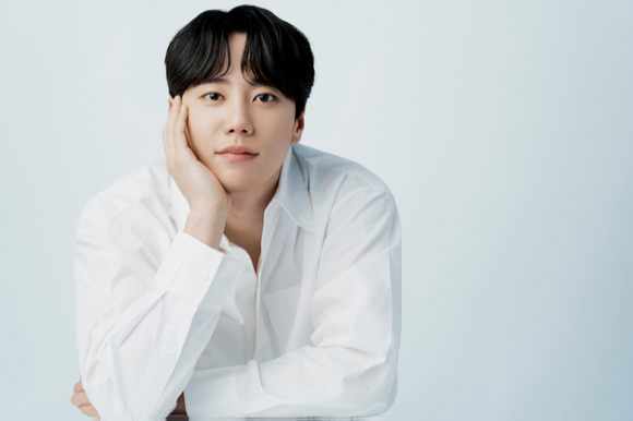 배우 이준영이 '일당백집사' 종영 인터뷰를 위해 사진촬영을 하고 있다. [사진=제이플랙스]