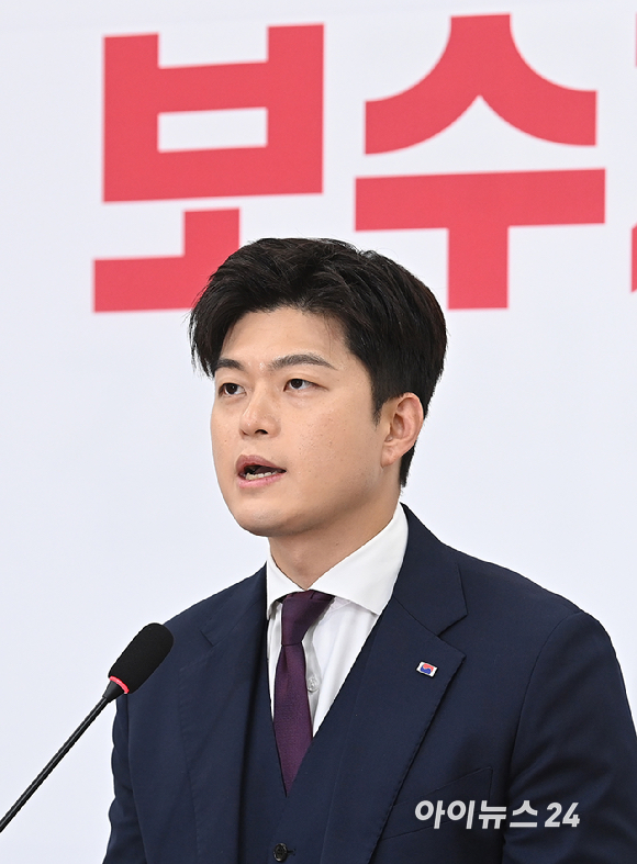 김용태 국민의힘 비상대책위원장이 30일 서울 여의도 국회에서 퇴임 기자회견을 하고 있다. [사진=곽영래 기자]