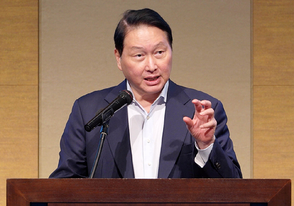 최태원 대한상공회의소 회장이 31일 일본 센다이 웨스틴호텔에서 일본상공회의소와 함께 &lsquo;지역에서 열어가는 한일의 미래'를 주제로 개최한 &lsquo;제15회 한일상공회의소 회장단 회의&rsquo;에서 개회사를 하고 있다. [사진=대한상공회의소]