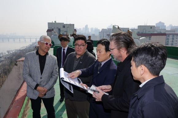 지난 17일 아르카디스(Arcadis)의 브렛 위긴스(Bret Wiggins) 부사장(오른쪽 두 번째)과 배수훈(Suhoon Bae) 부사장(오른쪽 세 번째), 앤서니 스톤(Anthony Stone) 수석 디자이너(왼쪽 첫 번째)가 설계안을 최종 점검하기 위해 서울 강남구 압구정5구역을 방문해 현장을 직접 확인하고 있다. [사진=DL이앤씨]