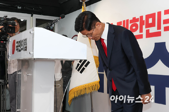김문수 국민의힘 대선 후보가 4일 서울 여의도 당사에서 대선 결과에 승복하는 기자회견을 마치고 관계자가 꽃다발을 전달하자 사양하고 있다. [사진=정소희 기자]