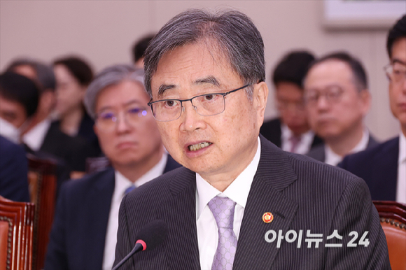 조현 외교부 장관이 13일 서울 여의도 국회에서 열린 외교통일위원회 국정감사에서 의원 질의에 답하고 있다. [사진=곽영래 기자]