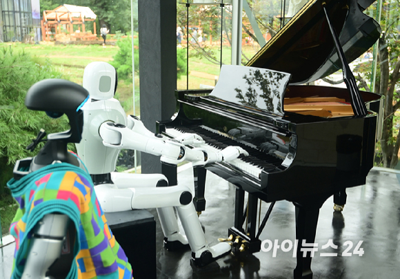 21일 오후 서울 강동구 고덕동에 위치한 로봇복합문화공간 'GALAXY ROBOT PARK'(갤럭시 로봇 파크) 그랜드 오픈 기자간담회가 열렸다. 피아노 치는 로봇의 모습. [사진=정소희 기자]