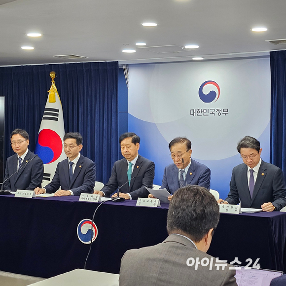정부가 15일 관계부처 합동으로 '주택시장 안정화 대책'을 발표했다. 사진 왼쪽부터 임광현 국세청장, 윤창렬 국무조정실장, 구윤철 경제부총리 겸 기획재정부 장관, 김윤덕 국토교통부 장관, 이억원 금융위원장. [사진=이효정 기자 ]