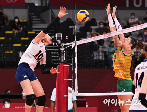 6일 오후 일본 도쿄 아리아케 아레나에서 열린 2020 도쿄올림픽 여자 배구 준결승 대한민국 대 브라질의 경기가 진행됐다. 한국 김연경이 스파이크를 하고 있다.