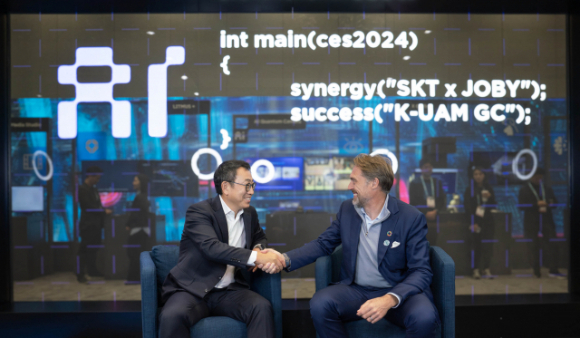 SKT 유영상 대표(사진 왼쪽), 조벤 비버트 CEO가 라스베이거스에서 열리는 CES 2024에 마련된 'SK ICT 패밀리 데모룸'에서 기념 촬영을 하고 있는 모습 [사진=SKT]