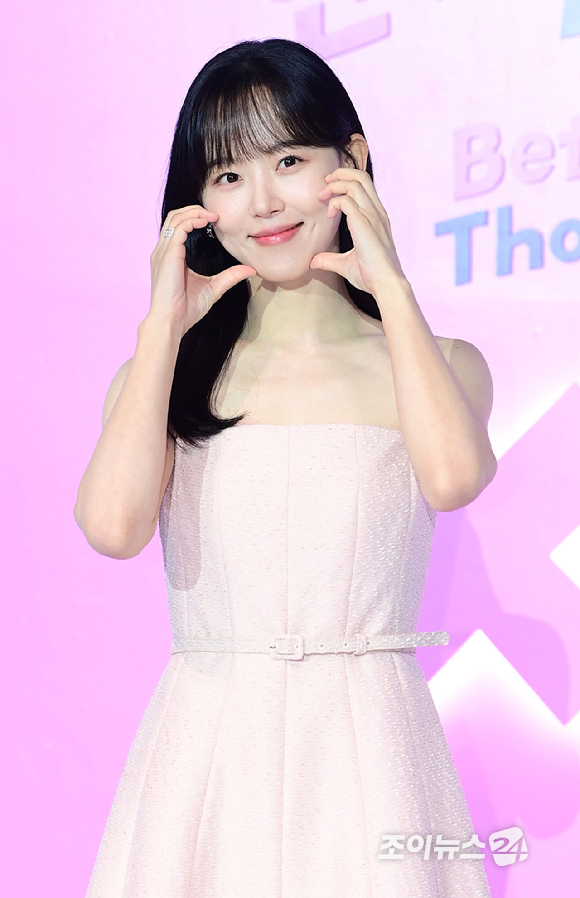 배우 강한나가 3일 오전 서울 용산구 CGV 용산아이파크몰에서 열린 넷플릭스 새 연애 리얼리티 예능 '모태솔로지만 연애는 하고 싶어' 제작발표회에 참석하고 있다. [사진=정소희 기자]