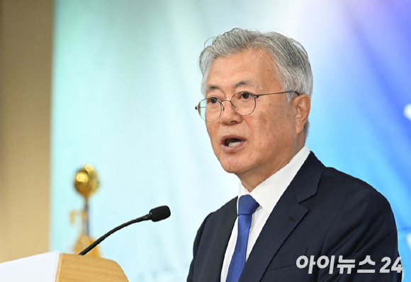문재인 전 대통령이 지난 4월 25일 서울 여의도 국회도서관에서 열린 4.27 판문점선언 7주년 기념식에 참석해 기념사를 하고 있다. [사진=곽영래 기자]