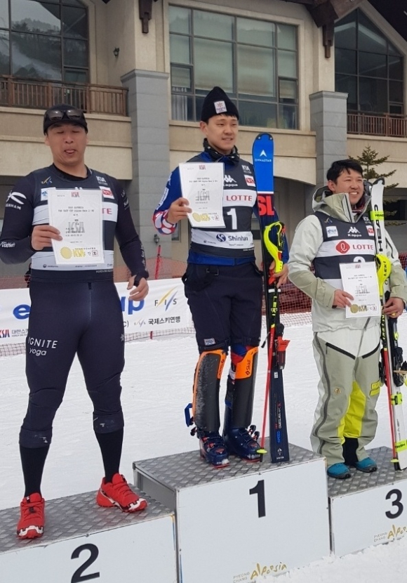 한국 스키 알파인 간판 스타인 정동현(가운데)이 11일 강원도 평창군 알펜시아 리조트 스키장에서 열린 2022-23시즌 FIS 알파인 극동컵 남자 회전 경기에서 1위에 올랐다. 그는 올 시즌 극동컵에서 4번째 우승컵을 들어올렸다. [사진=미동부한인스키협회]