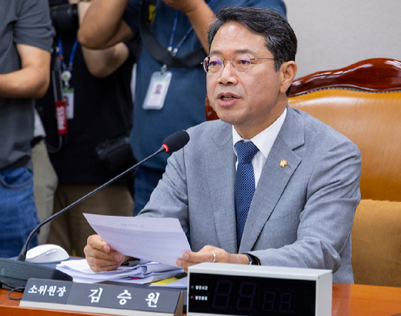국회 법제사법위원회 법안심사제1소위원회 위원장인 김승원 더불어민주당 의원이 15일 서울 여의도 국회에서 법사위 제1소위를 개회한 뒤 안건을 설명하고 있다. [사진=연합뉴스]