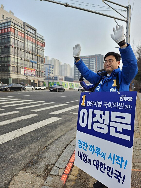 이정문 후보가 거리에서 시민에게 인사를 하고있다 [사진=이정문 후보 선거캠프]