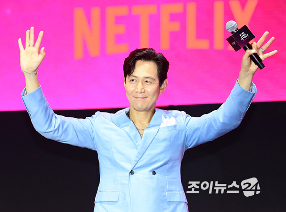 배우 이정재가 28일 오후 서울시청 앞 서울광장에서 열린 넷플릭스·서울특별시 공동주최 2025 K콘텐츠 서울여행주간 '오징어 게임​' 시즌3 피날레 이벤트에 참석하고 있다. [사진=정소희 기자]