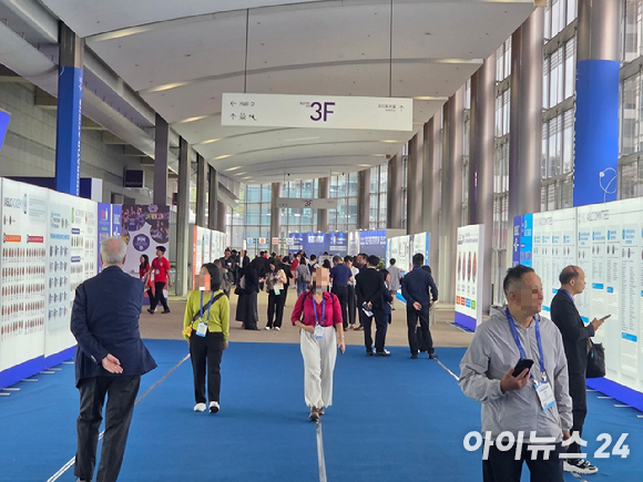 12일 서울 강남 코엑스서 열린 '세계폐암학회(WCLC) 2026' 현장이 전 세계에서 모인 폐암 분야 연구자와 의료진들로 북적이고 있다. [사진=전다윗 기자]