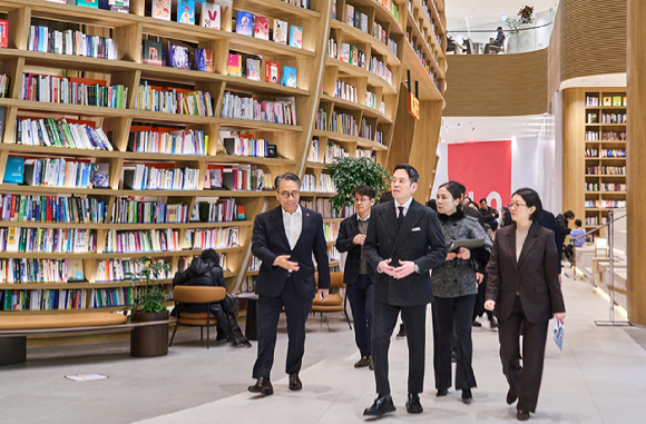 정용진 신세계그룹 회장이 스타필드 빌리지 운정을 찾아 '센트럴 파드'를 둘러보고 있다. [사진=신세계그룹]