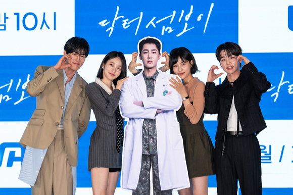 '닥터 섬보이' 제작발표회에 참석한 배우 홍민기 신예은 이재욱 이수경 김윤우 [사진=ENA ]