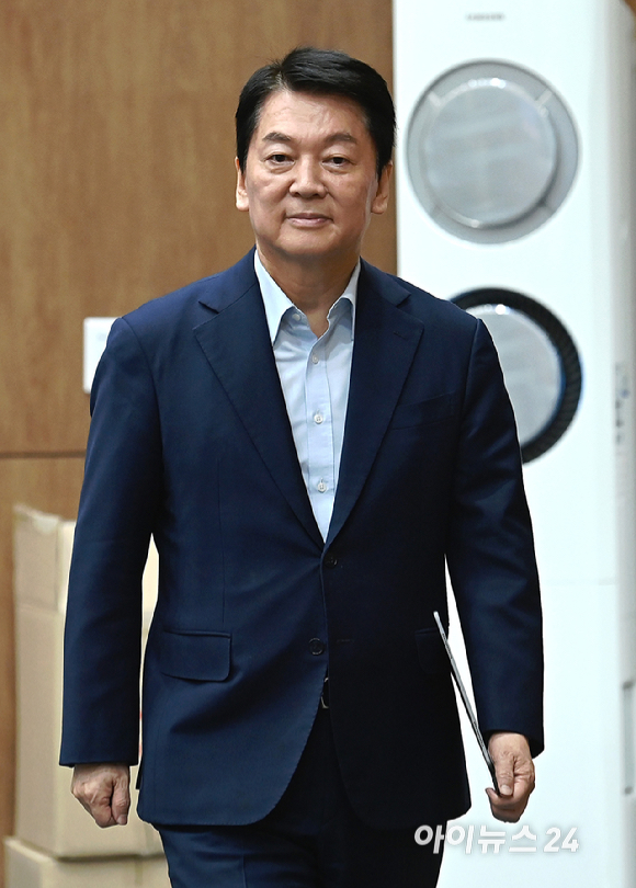 안철수 국민의힘 의원이 28일 오전 서울 여의도 국회 소통관에서 국민의힘 혁신안 발표를 위해 회견장으로 들어서고 있다. [사진=곽영래 기자]