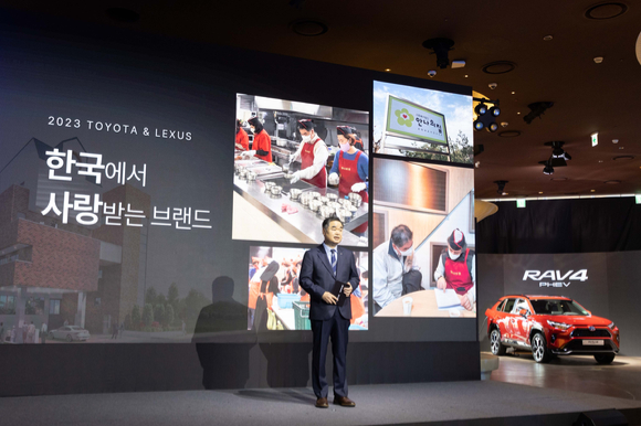 콘야마 마나부 한국토요타자동차 사장이 21일 서울 잠실 롯데월드몰에 위치한 커넥트투에서 열린 기자간담회에서 전동화 전략 등 올해 사업 계획을 발표하고 있다. [사진=한국토요타자동차]