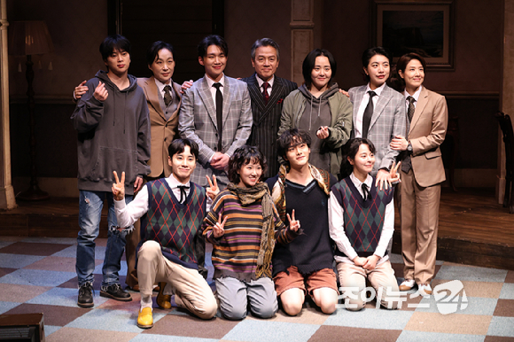 배우 최석진, 우현주, 오승훈, 박지일, 문근영, 정인지, 양소민, 김주연, 최정우, 김단이, 김시유(왼쪽 위부터 시계방향)가 19일 오후 서울 종로구 동숭동 대학로티오엠에서 진행된 연극 '오펀스' 프레스콜에 참석해 포즈를 취하고 있다. [사진=문수지 기자]