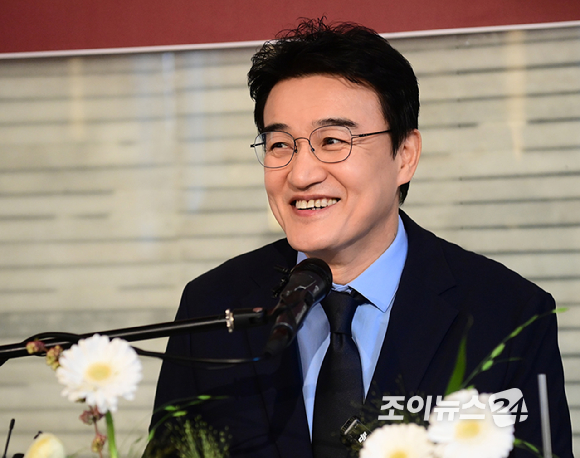 배우 박중훈이 4일 오후 서울 정동1928아트센터에서 열린 박중훈 '후회하지마' 출간 기념 기자간담회에 참석하고 있다. [사진=정소희 기자]