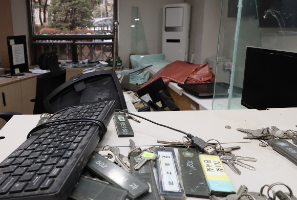 윤석열 대통령이 내란 우두머리 혐의로 구속되자 일부 지지자들이 서울서부지방법원 내부로 난입해 불법폭력사태를 일으킨 지난 1월 19일 오전 서부지법 외벽과 창문 등 시설물이 파손돼 있다. [사진=연합뉴스]