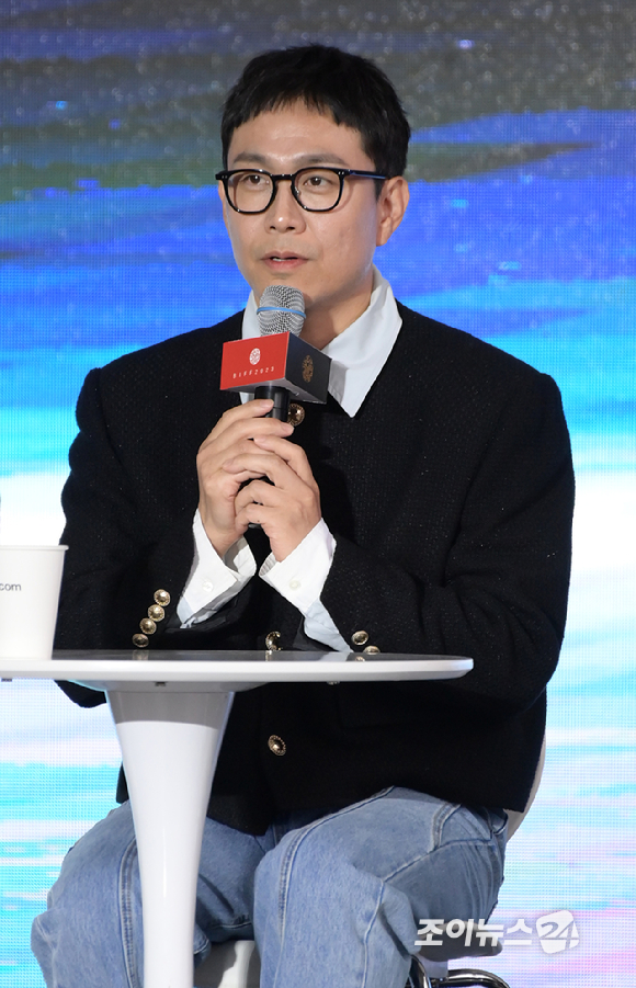 (왼쪽부터)김지운 감독-배우 송강호-임수정-오정세-박정수-전여빈-정수정이 7일 오후 부산광역시 해운대구 영화의전당에서 진행된 제28회 부산국제영화제 '거미집' 오픈토크에 참석하고 있다. [사진=정소희 기자]