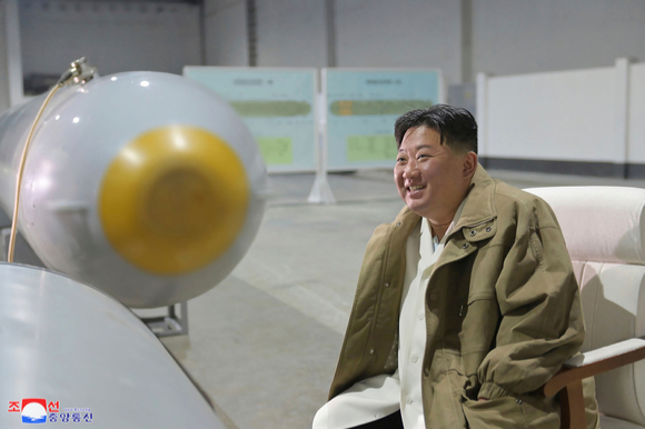 북한 조선중앙통신이 24일 공개한 사진에 김정은 북한 국무위원장이 지난 21~23일 사이 함경남도 리원군 해안에서 '핵무인수중공격정 해일'의 훈련을 현지 지도하고 있다. [사진=뉴시스]
