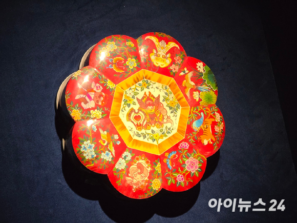 조길현 데브시스터즈 대표가 22일 서울 인사동 아라아트센터에서 열린 '쿠키런: 킹덤 아트 콜라보 프로젝트 특별전 - 위대한 왕국의 유산' 언론공개회에서 발언하고 있다. 왼쪽부터 정기완 데브시스터즈 마케팅 사업팀장, 조 대표, 최정인 자수장, 손대현 나전칠기 명장. [사진=박정민 기자]